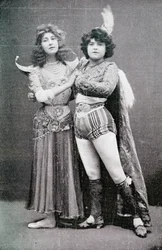 Liane de Pougy als indische Göttin "La Yakcha" im Palace Theatre, London mit ihrer Begleiterin Lallie Pernod, 1901